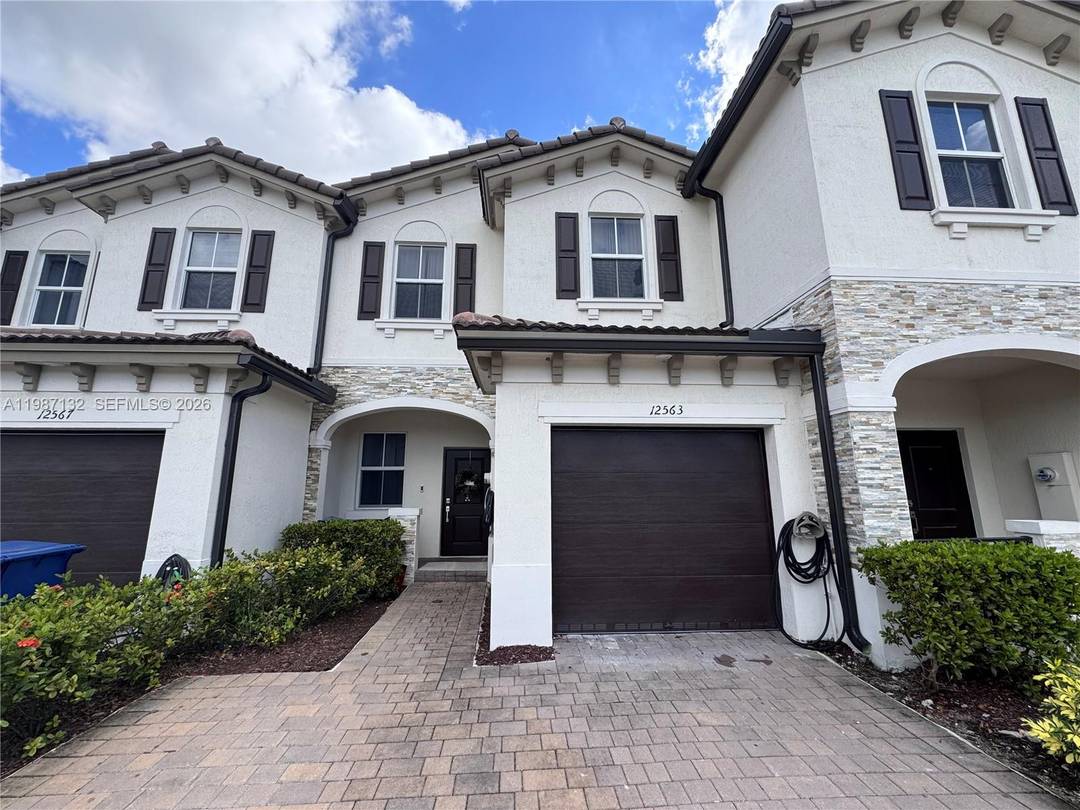 Exceptional opportunity to own a beautifully upgraded townhouse in one of Miami s fastest growing and most convenient locations.