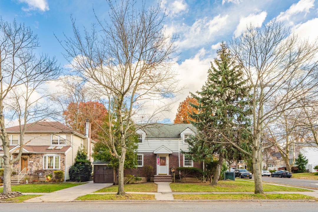 Welcome to this residence offering a functional layout with comfortable living spaces and generous outdoor area.