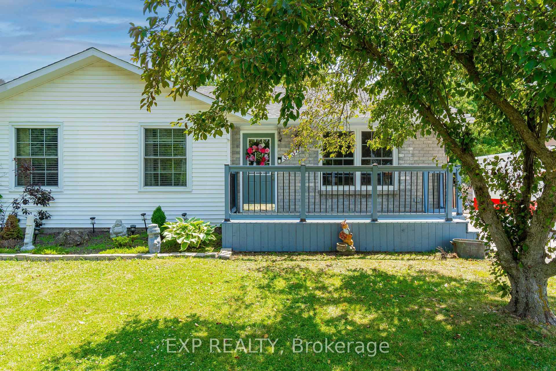Welcome to this charming bungalow in this desirable Black Creek neighbourhood !