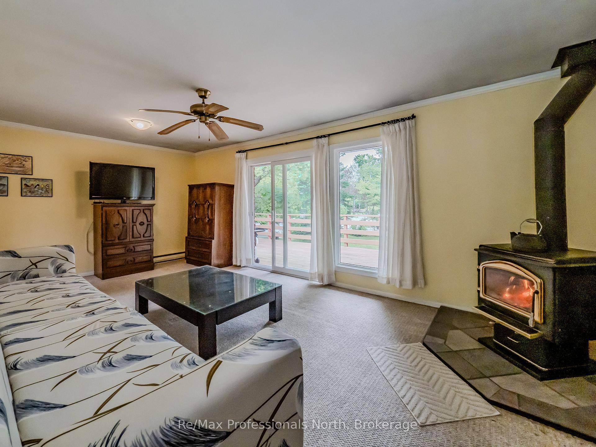Welcome to your spacious retreat on a sun splashed corner lot, just a leisurely stroll from Gull Lake park, beach, and downtown Gravenhurst cafe s.