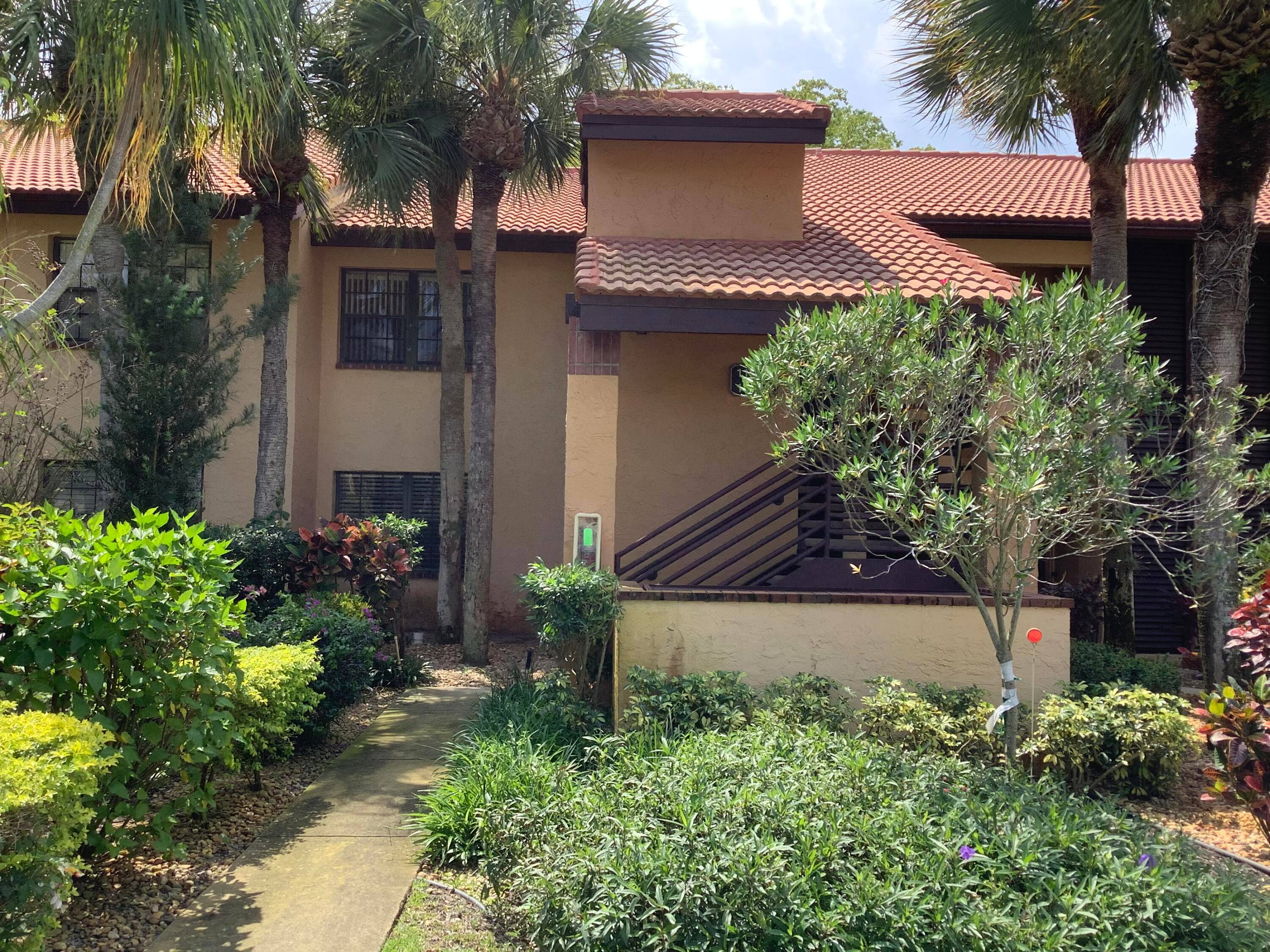 VAULTED CEILING 2 BEDROOM 2 BATH SPLIT FLOOR PLAN SECOND FLOOR CONDO LOCATED AT THE END OF A CUL DE SAC IS NOT TO BE MISSED.