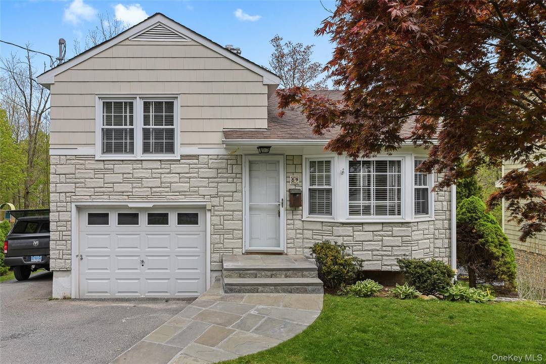 Newly renovated, close to town, train, and adjacent to KES !