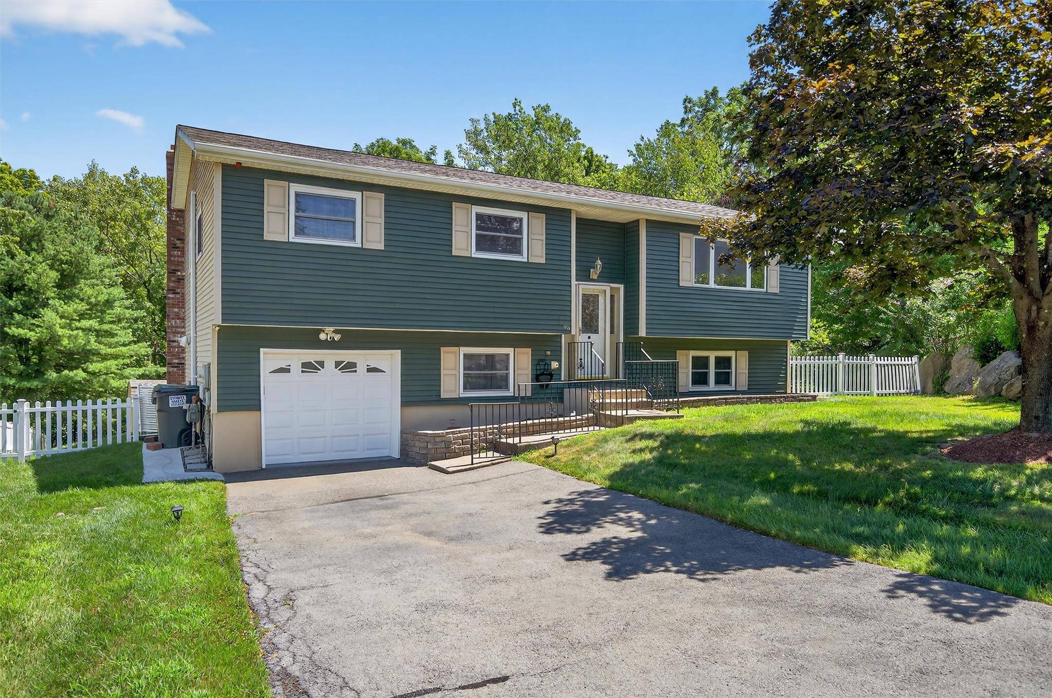 Welcome to your dream home in the heart of Middletown !
