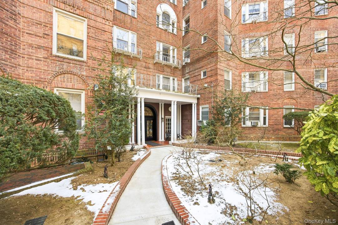 This 3 bedrooms, 2 bathroom, 1, 450 Square Foot Co op unit on the 2nd floor of a pre war building, features large rooms with 9 closets.