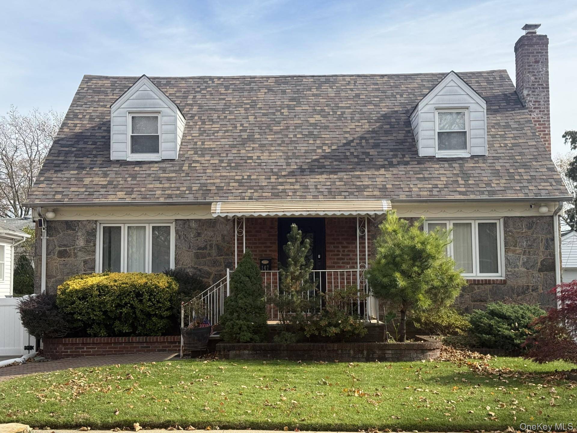 Freshly Painted amp ; Move In Ready in New Hyde Park !