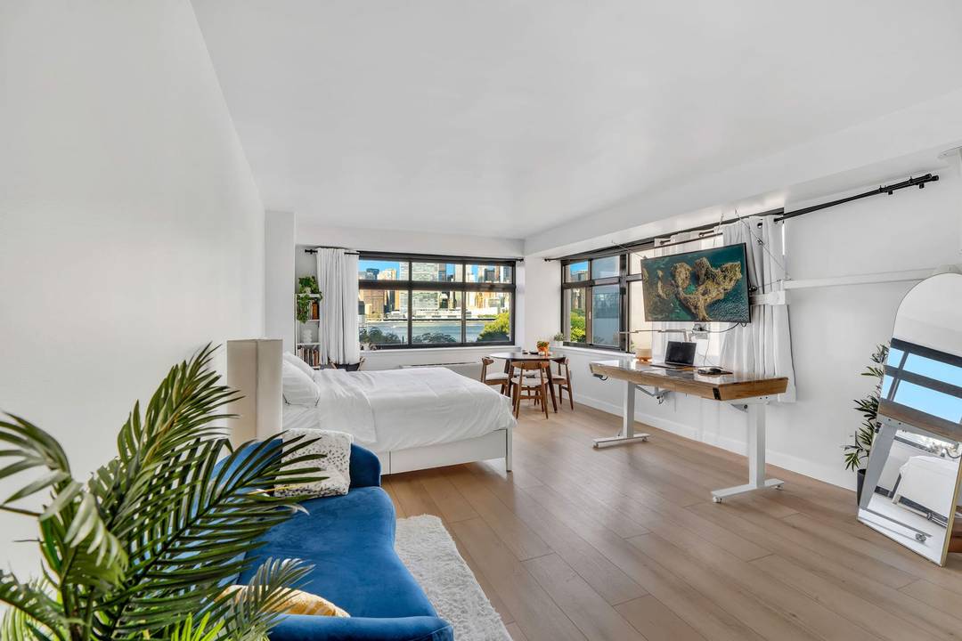 Views ! SunSpacious corner studio on waterfront with direct Manhattan viewsExquisitely renovated, this 600 sqft spacious corner studio offers an open layout with a large living room and bright kitchen.