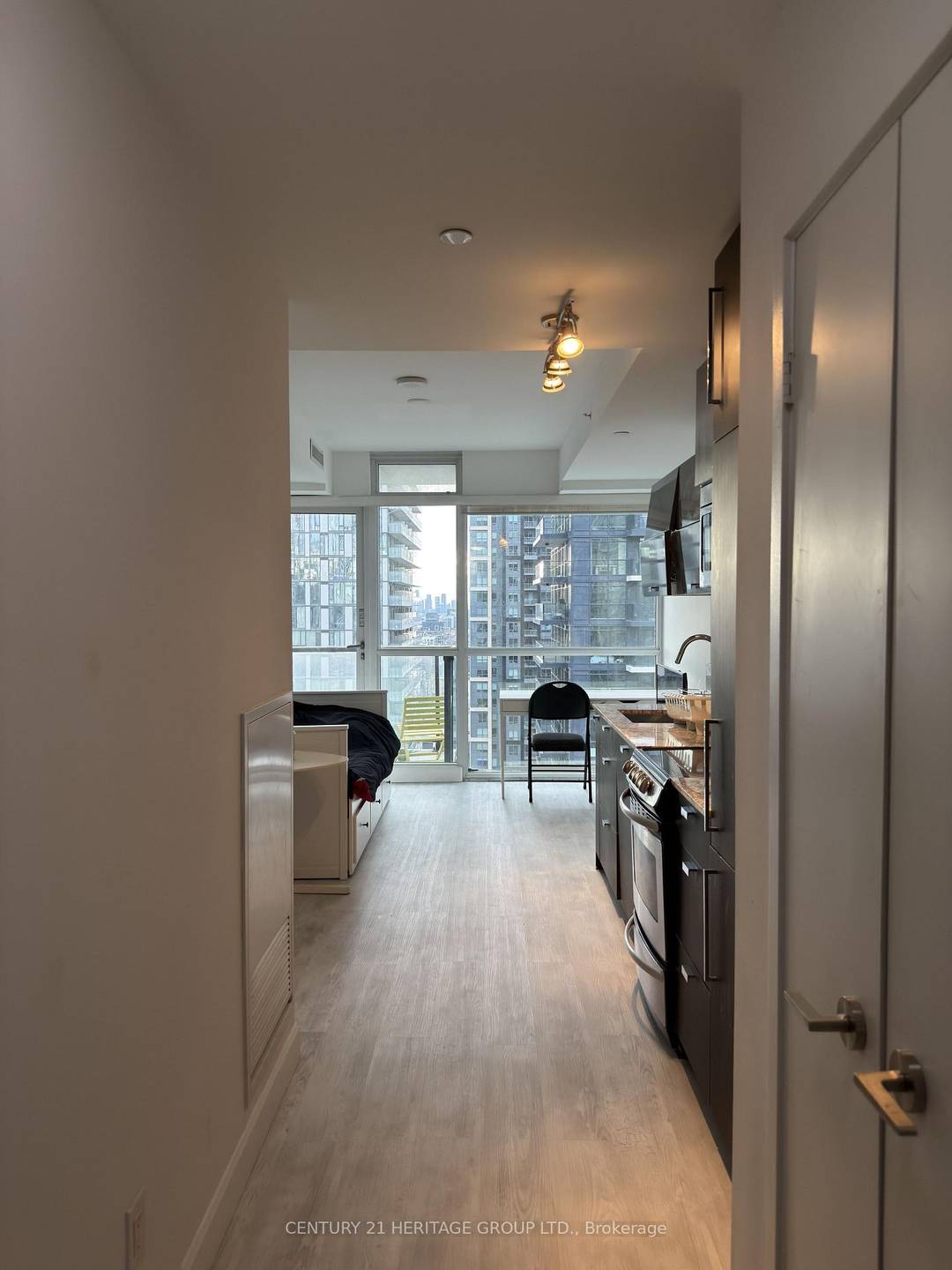 Modern Furnished Studio with Stunning Lake amp ; City Views Heart of Toronto's Entertainment District Live in style in this bright, fully furnished bachelor studio unit located in the iconic ...