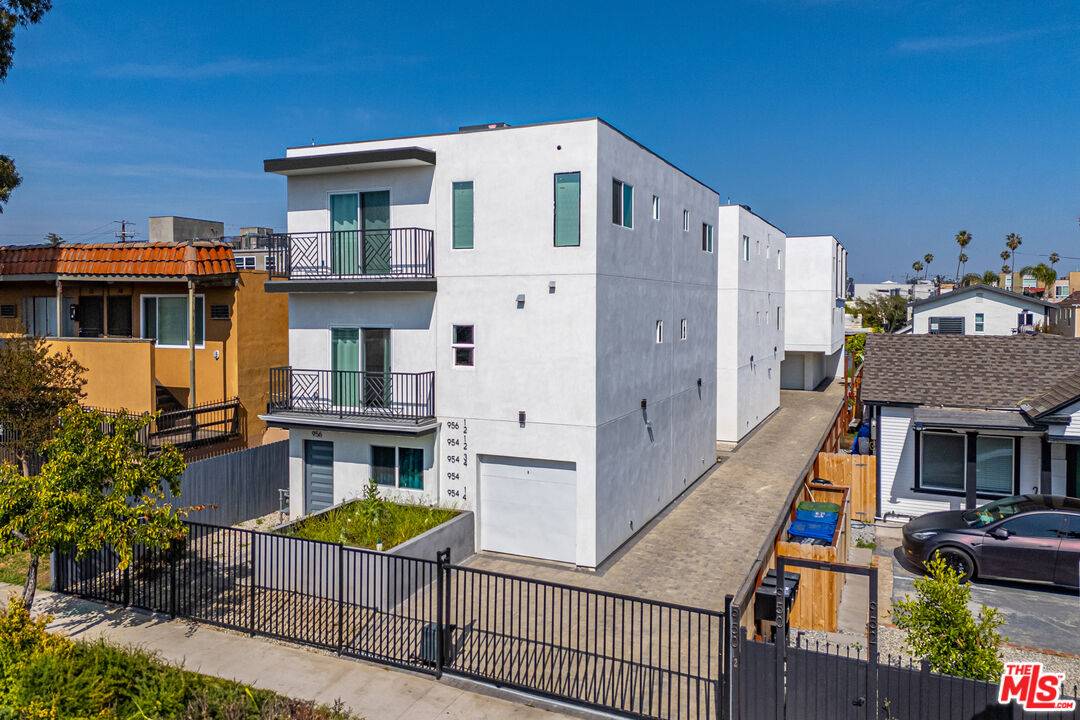 954  N Kingsley Dr 21BR La