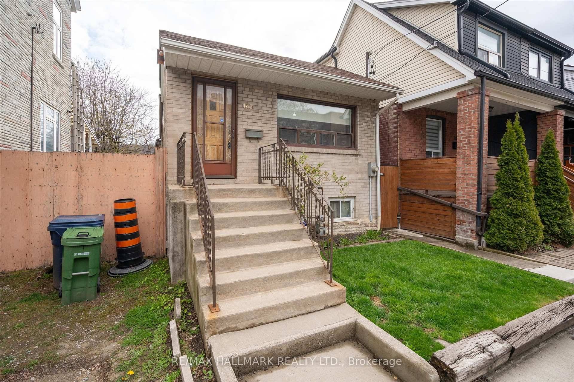 Prime Leslieville Living !