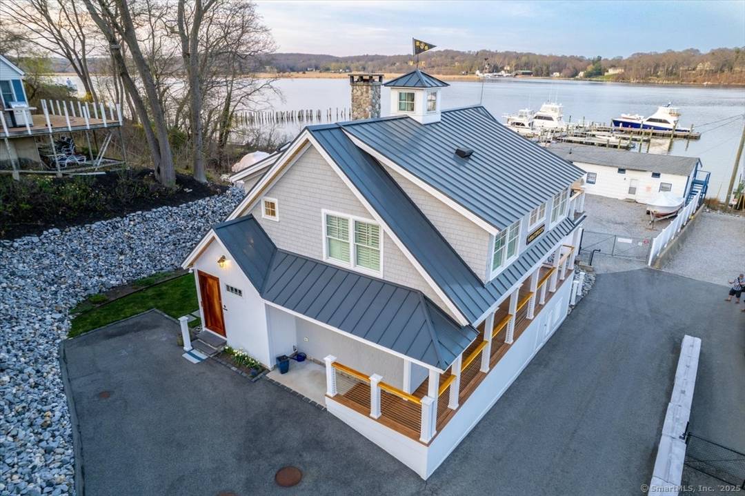 Welcome to The Boathouse, available as an annual rental !