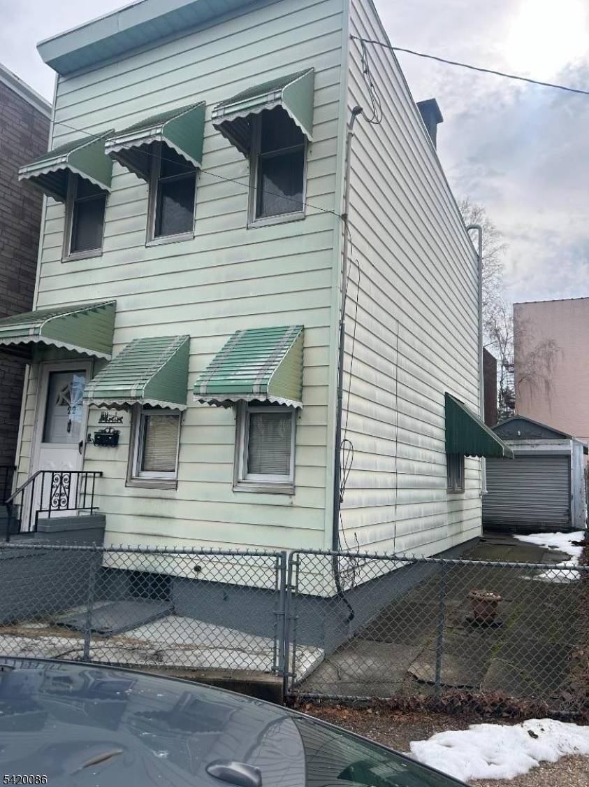 Calling all investors and buyers looking to create their dream home !