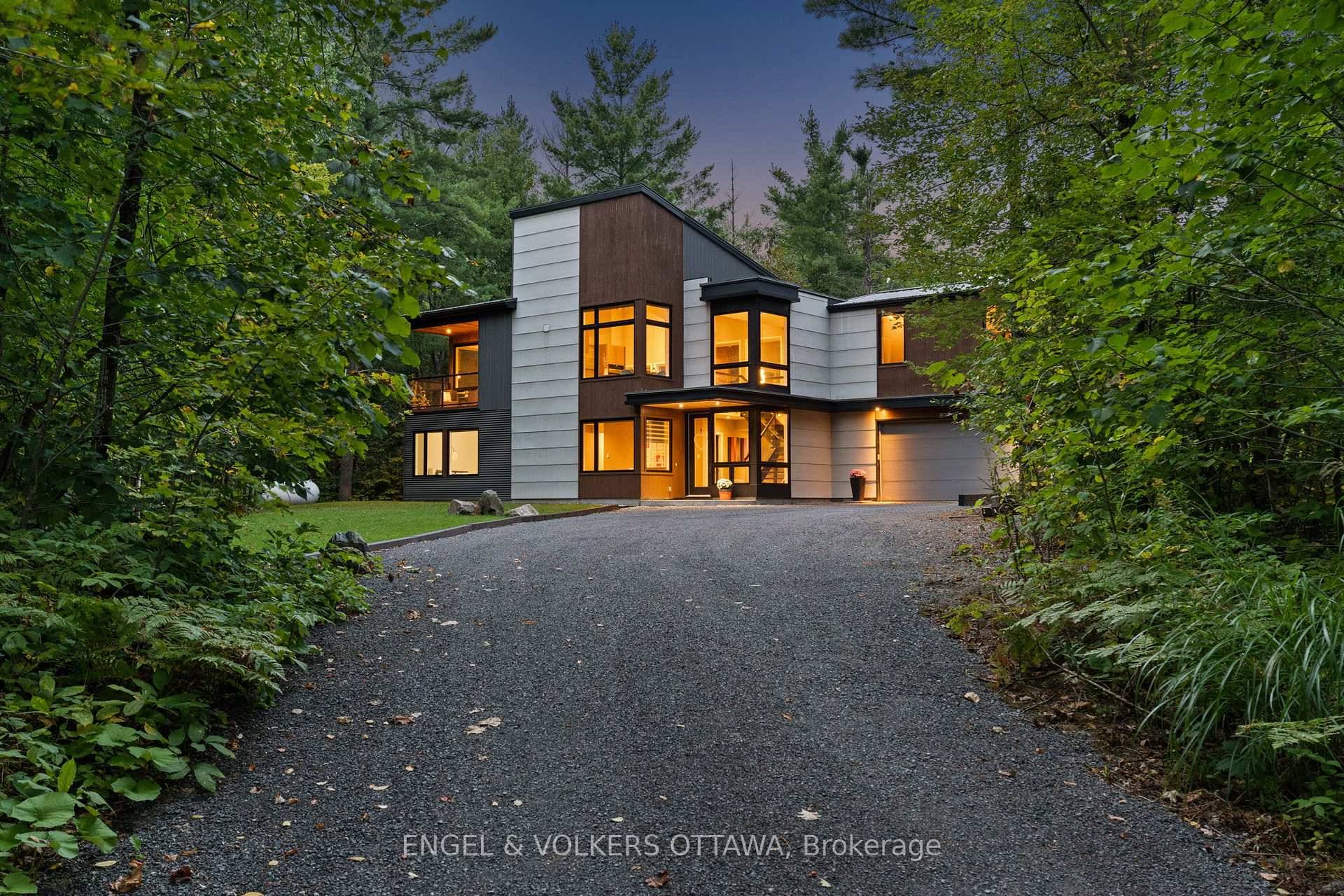 Welcome to Saddlebrook Estates, where modern sophistication meets rural tranquillity in this awardwinning, Brian Saumure designed and Maple Leaf Custom Homesbuilt residence 2014.