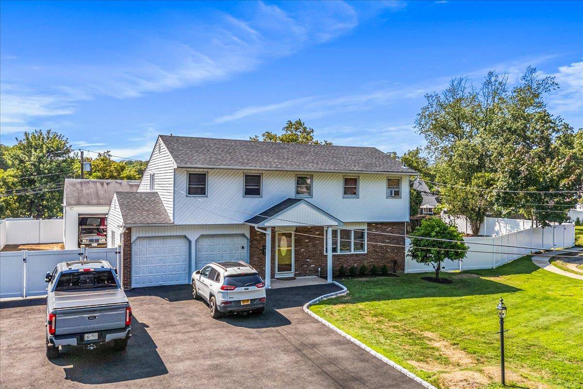 Beautifully Renovated Splanch Style Home in Half Hollow Hills School District Located on a quiet cul de sac, this fully renovated Splanch style house offers 5 spacious bedrooms, including a ...
