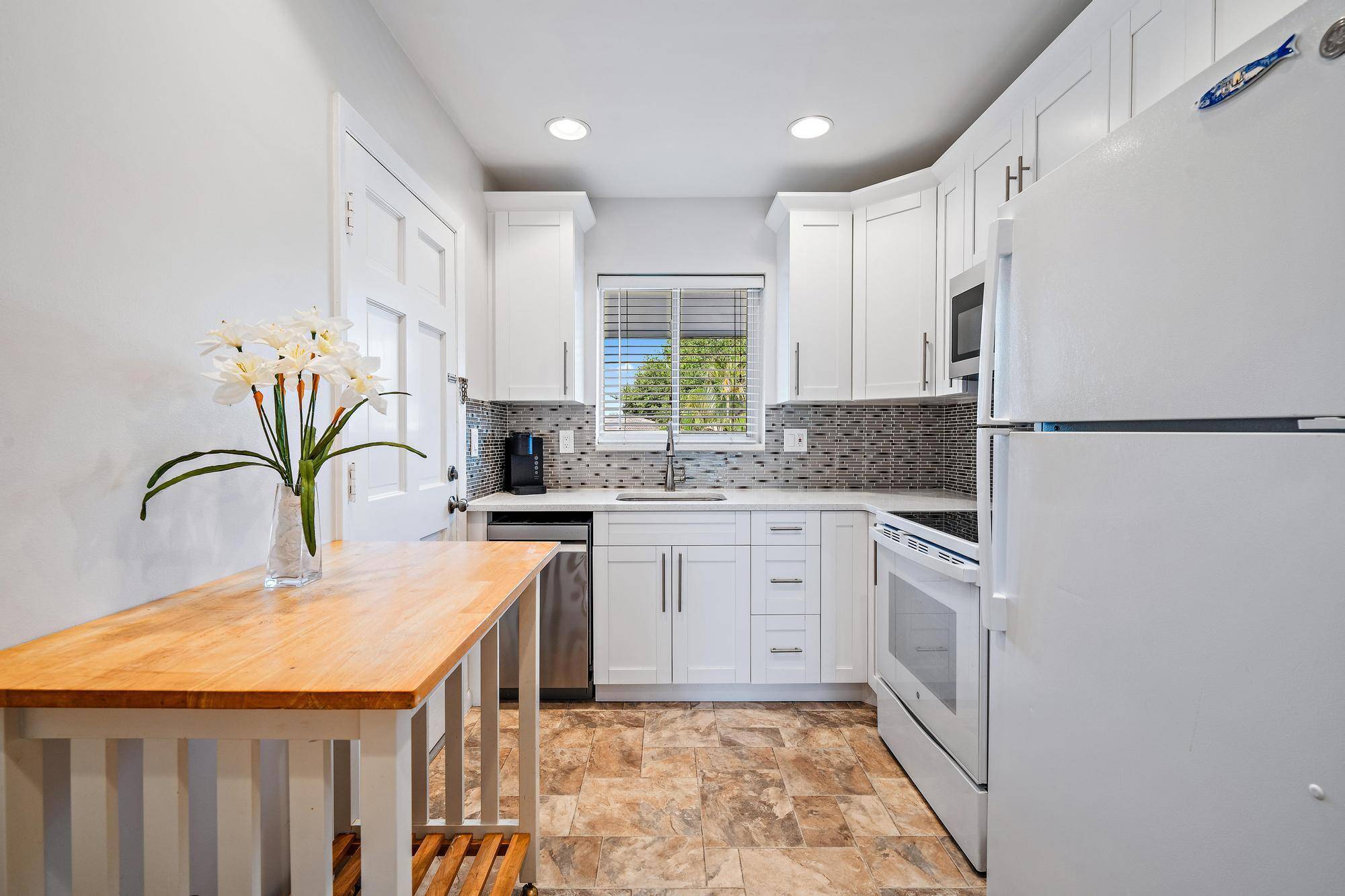 Adorable newly RENOVATED Tequesta condo !