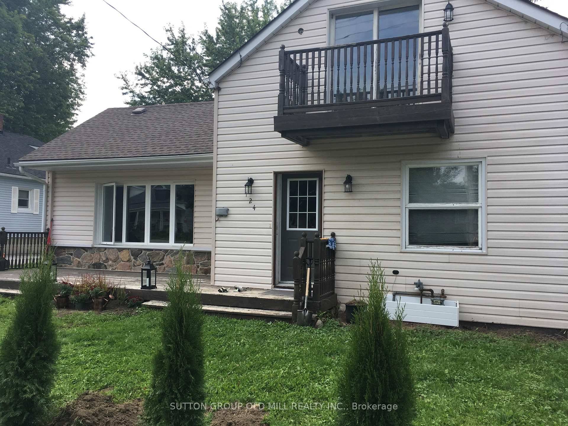 Great location ! Beautiful 3 bedroom, 2 bathroom home in the heart of downtown Thornbury.