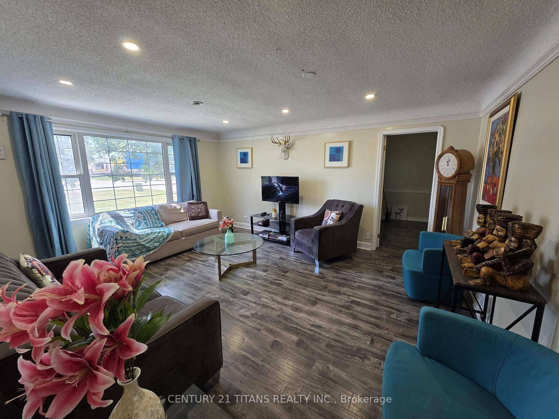 Beautifully Renovated 4 Bedroom Bungalow On Massive 78 x 320 Ft Ravine Lot !