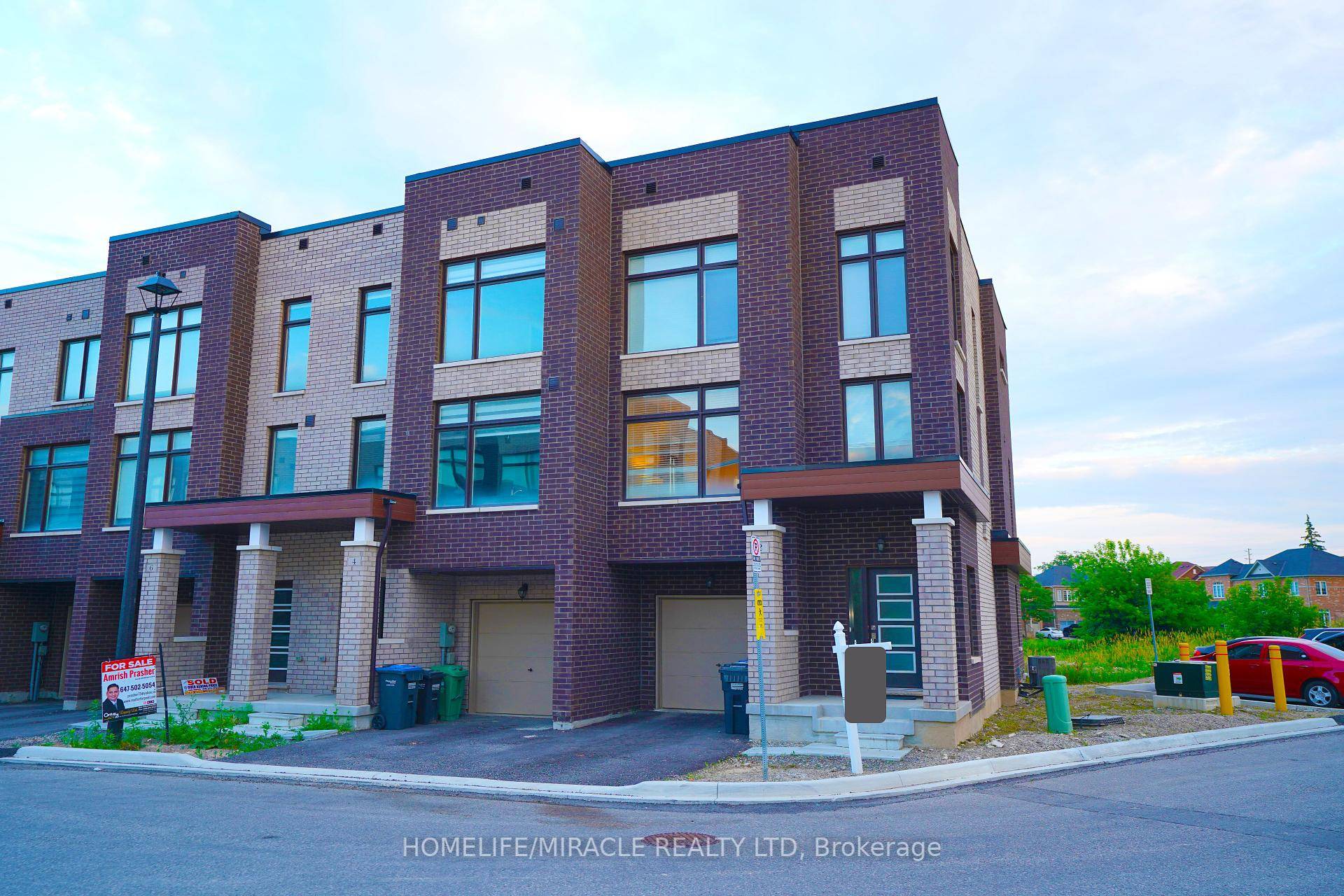 2541 sq ft., 5 Bedrooms with 5 washrooms, large pie shape corner unit townhome like a semi detached backing into Ravine located in a very prestigious neighborhood credit valley community ...