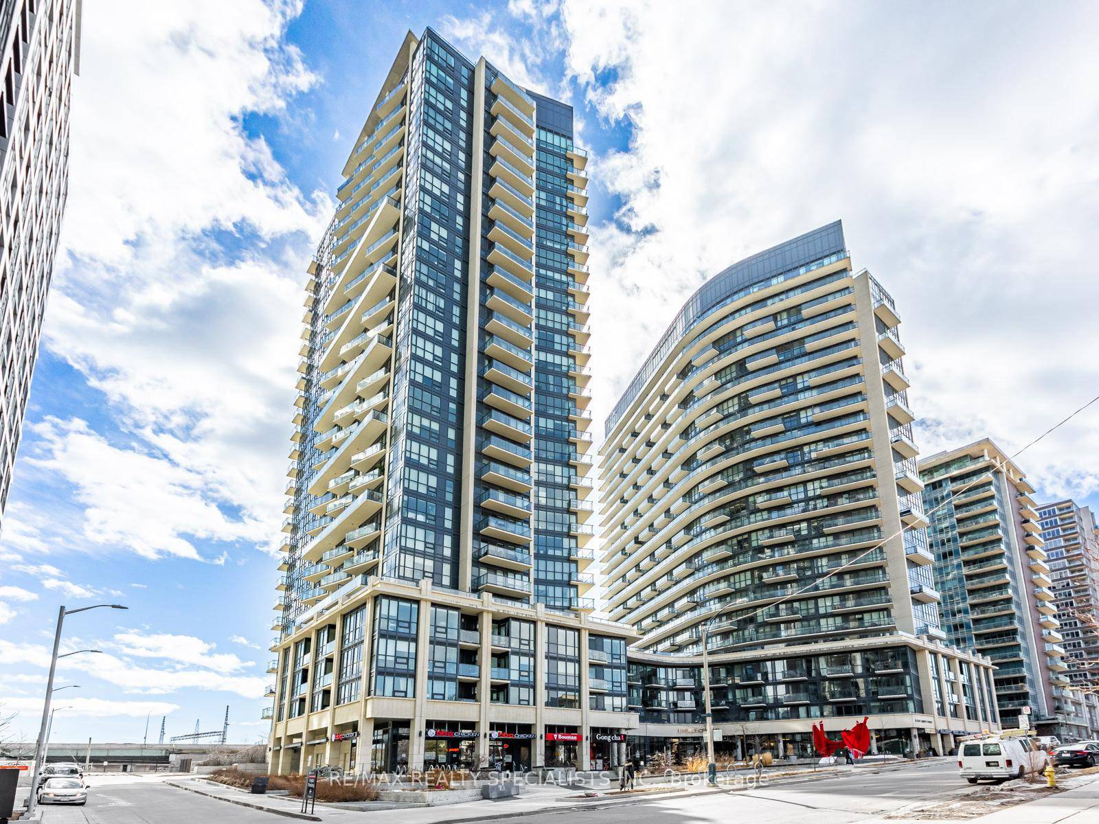 Bright, spotless, one bedroom plus den in vibrant Liberty Village, panoramic views, large balcony with lakeview ; Open concept floor plan with modern kitchen, convenient practical Centre Island, Granite counters, ...