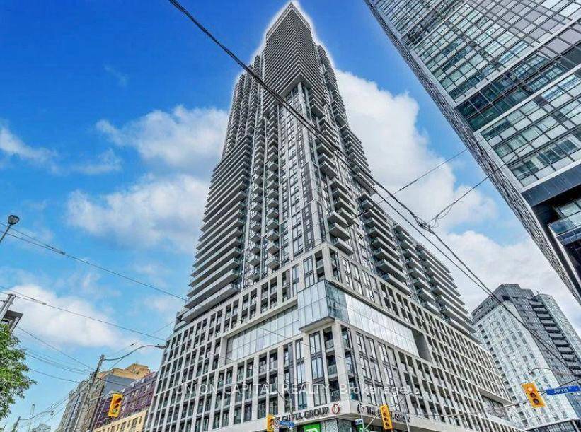 Location Location ! Bright and modern fully furnished suite in the heart of downtown Toronto.