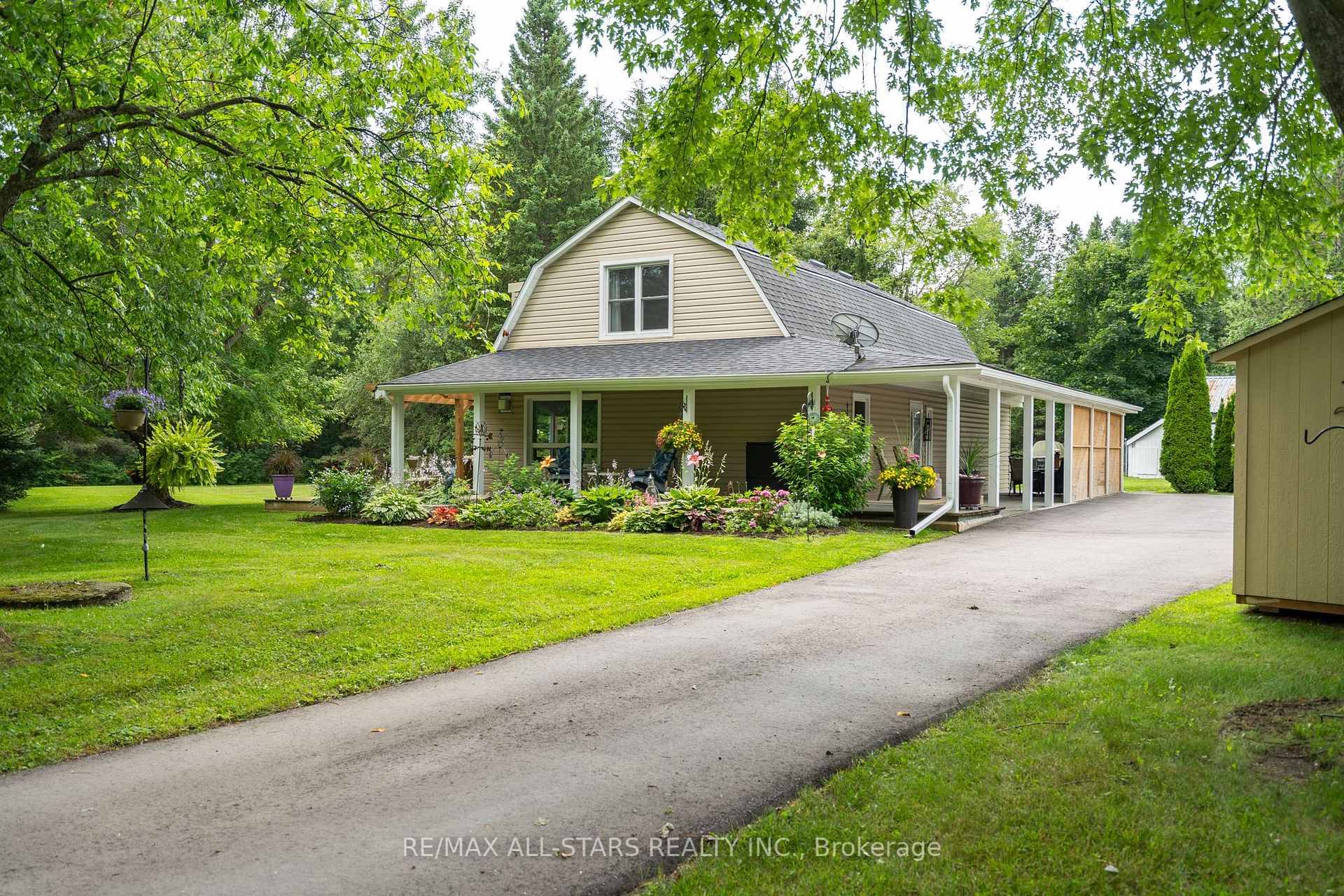 Charming Country Home on 10.