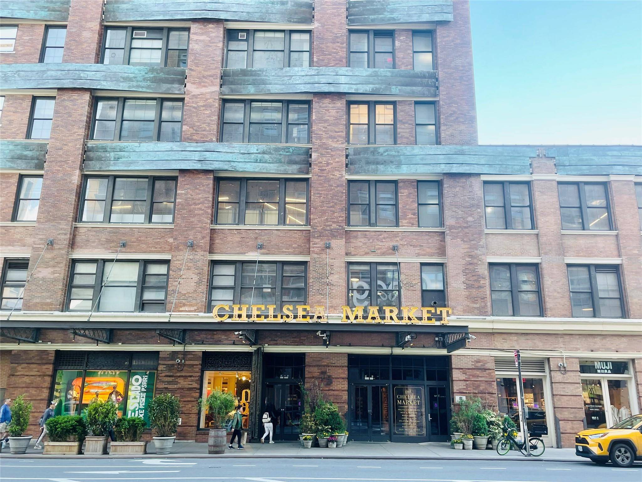 Live just steps from Chelsea Market, Google HQ, the High Line, and major subway lines A C E and 1 2 3 in this sun filled Chelsea studio.
