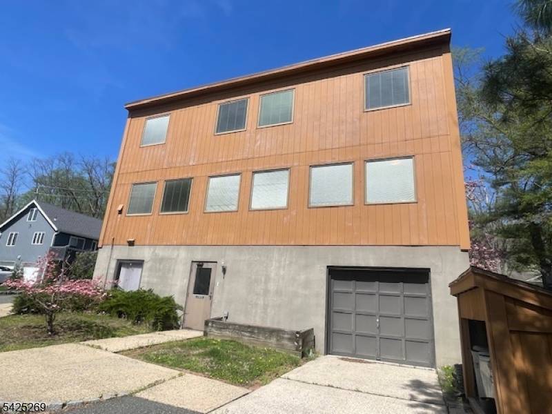 WOW EXTREMELY RARE OPPORTUNITY FOR SOMEONE 5841 SQ FT 2 STORY OFFICE BUILDING VACANT AND READY FOR IMMEDIATE OCCUPANCY LOCATED IN PRIME COUNTRY MILE SECTION, WITH EASY ACCESS TO RT ...