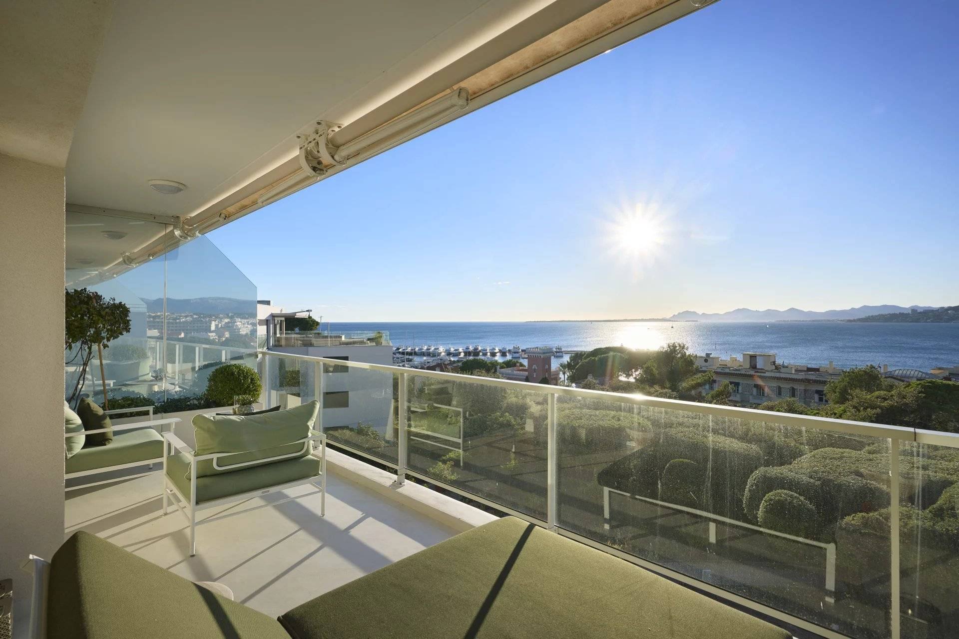 Cap d'Antibes, magnificent apartment tastefully renovated.