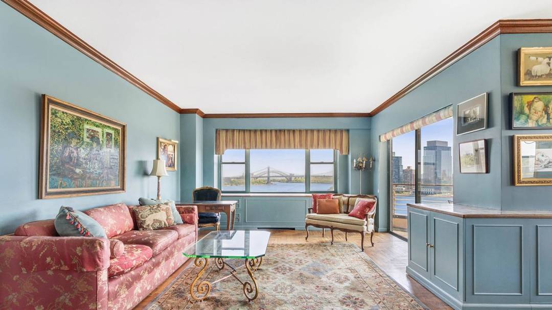 Beautiful corner two bedroom, two bath residence directly across from Carl Schurz Park, offering spectacular unobstructed East River views.