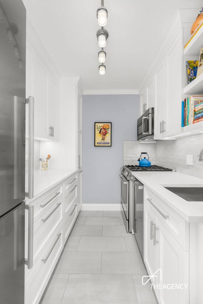 Gorgeous, Fully Renovated, High Floor 1BR at Lincoln Towers.