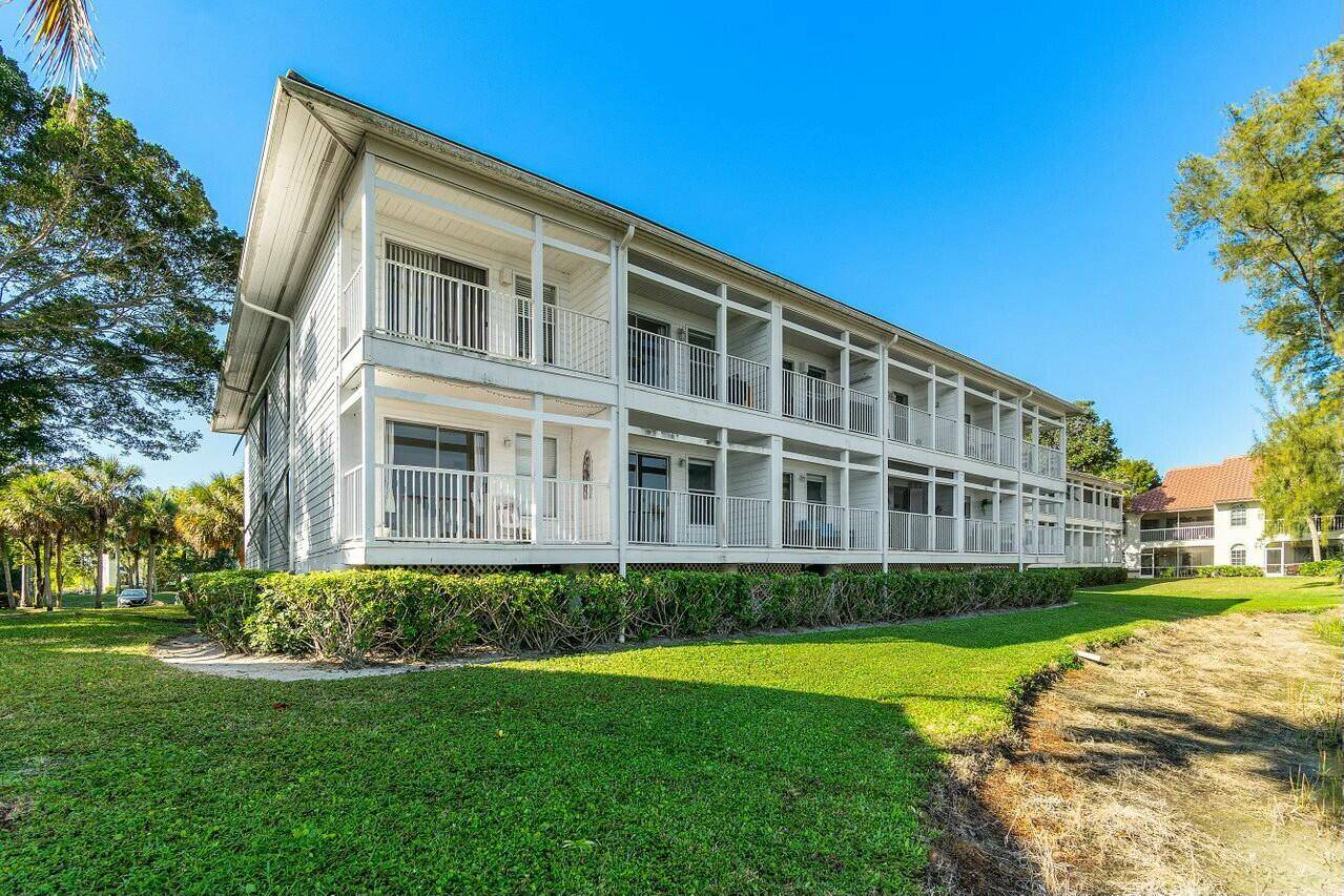 Enjoy breathtaking panoramic lake views from this charming 1 bedroom, 1 bathroom condo in the highly desirable Cypress Point community of PGA National.