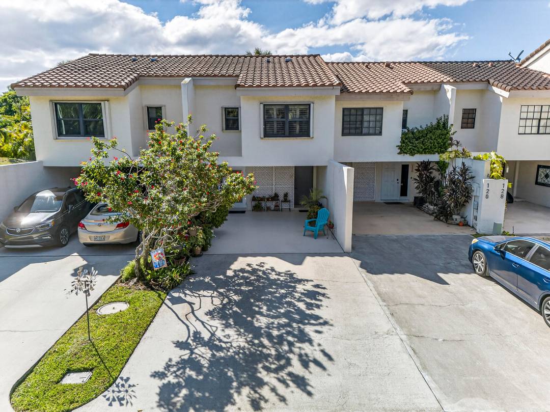 RARE OFFERING ! LOVELY TOWNHOME IN MINT CONDITION !