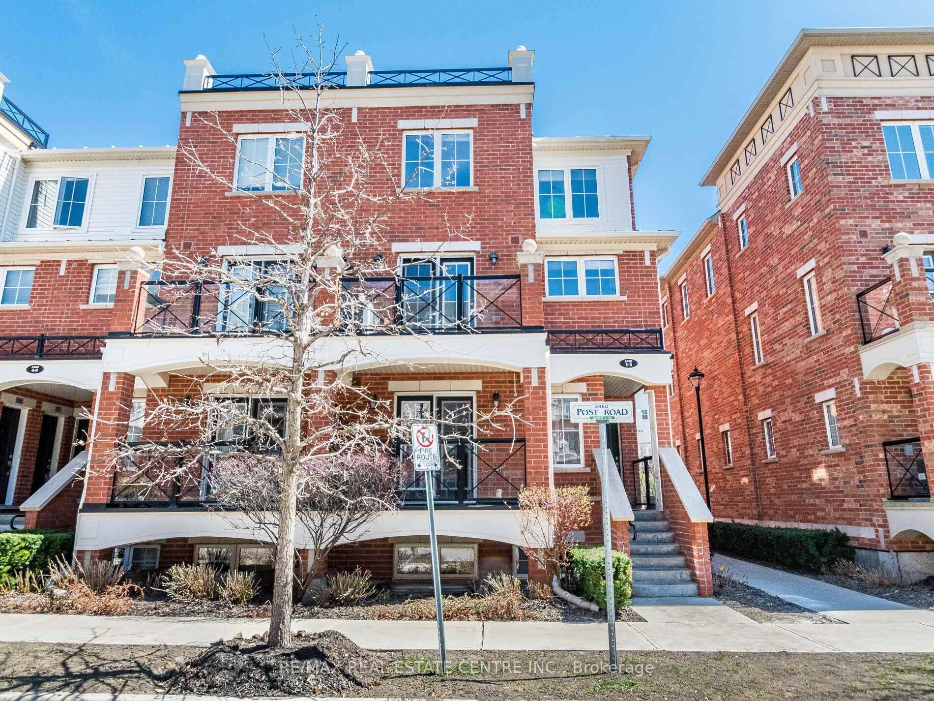 Absolutely Gorgeous gt ; gt ; gt ; Beautiful Townhome in High Demand Neighborhood, Family Oriented, Waterlilies Complex Premium Location in River Oaks, Oakville.