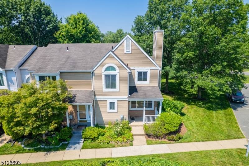 This Spacious end unit townhome in desirable Huntington Park, has 2 bedrooms 2 full bathrooms upstairs, open living dining room, eat in kitchen a powder room at first floor, and ...