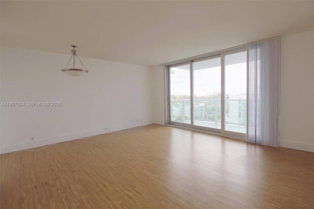 Spacious studio with an open view of the city of Miami Beach.