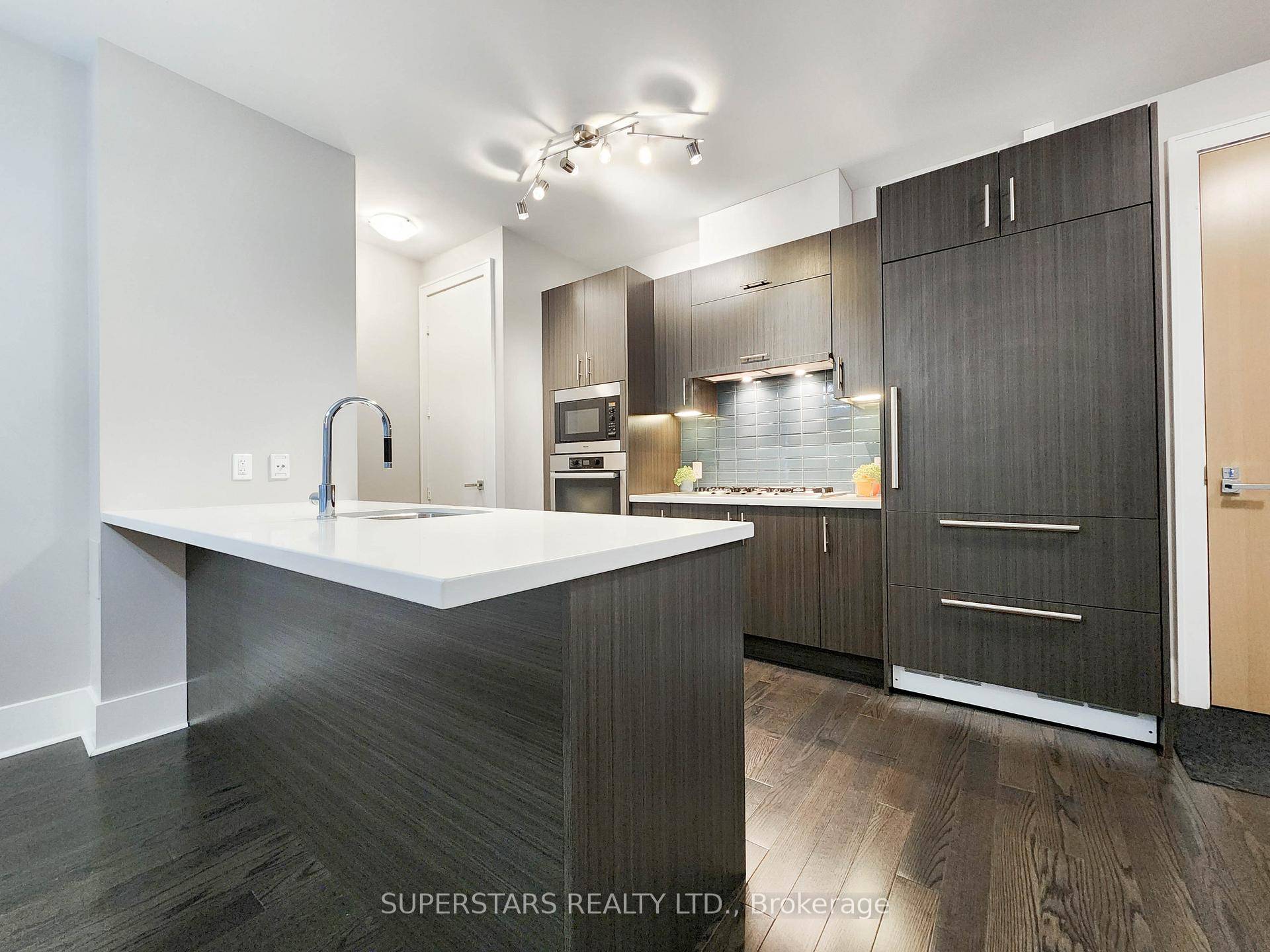 Great Opportunity To Live At The Waterfront !