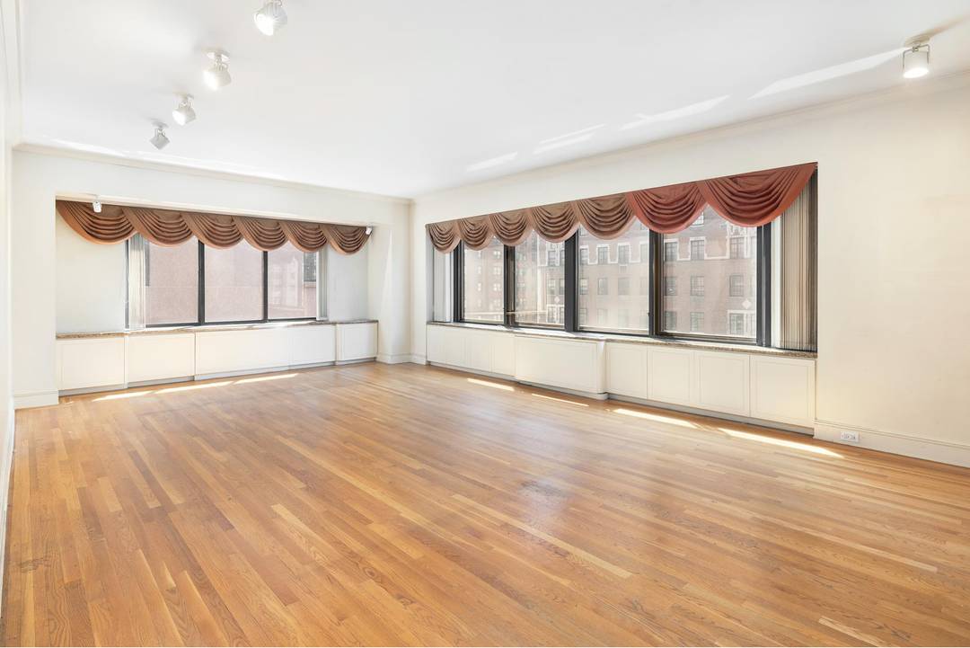Private floor Grand Park Avenue Residence Welcome to this rarely available co op in a prime upper East Side location.