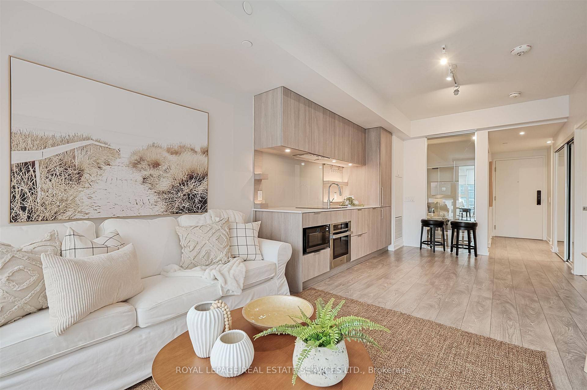 Live your best life in this stylish 2 bed, 2 bath condo right in the heart of Port Credit.