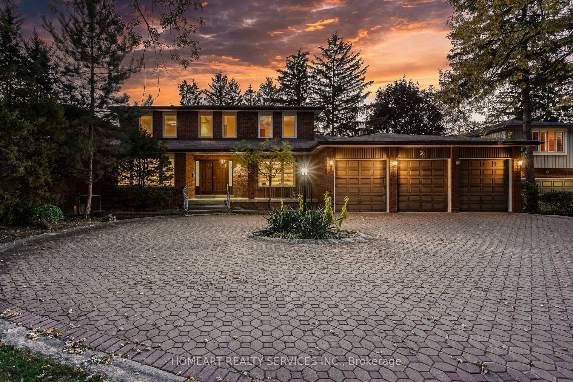 3 Car Gargare Custom Built Home On a Premium DEEP Lot In Prestigious Thornhill !