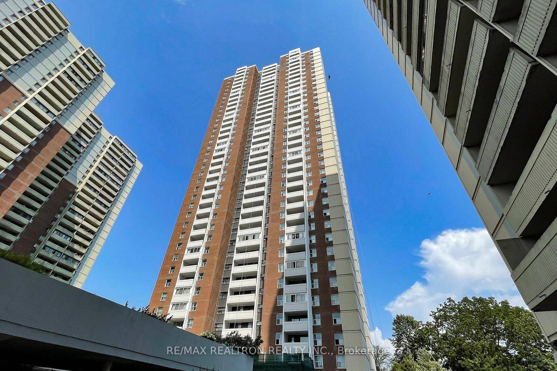 Beautifully Upgraded Condo with Breathtaking Views 3 Massey Sq, Unit 2103, Toronto Welcome to this bright and spacious unit at 3 Massey Square, featuring freshly painted walls, a fully renovated ...