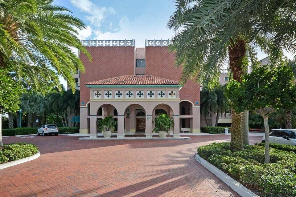 LIVE ON THE EXCLUSIVE GROUNDS OF THE WORLD FAMOUS BOCA RATON RESORT GOLF CLUB.
