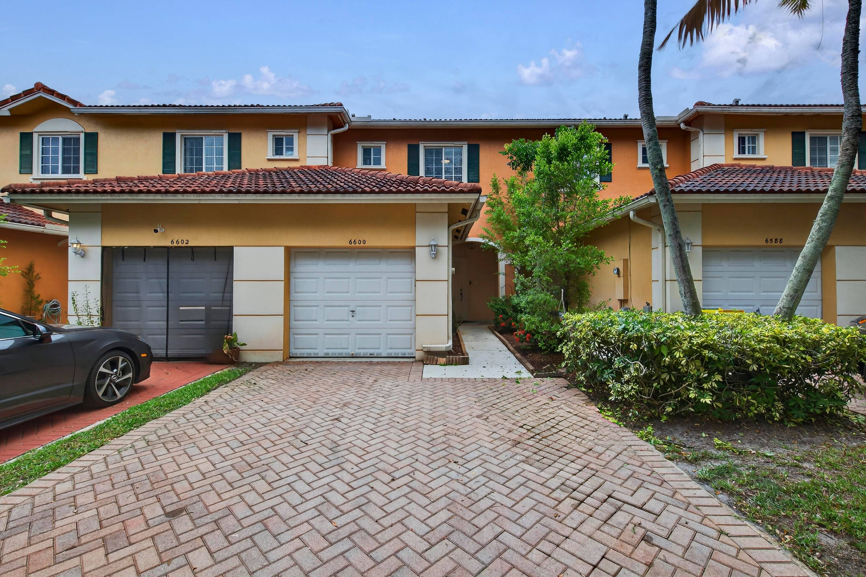 PRICE REDUCTION ! ! SPACIOUS TWO STORY TOWNHOUSE WITH DOUBLE MASTER SUITES !