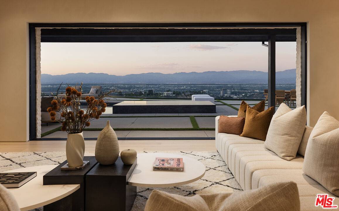 16401   Mulholland Dr 6BR Brentwood La