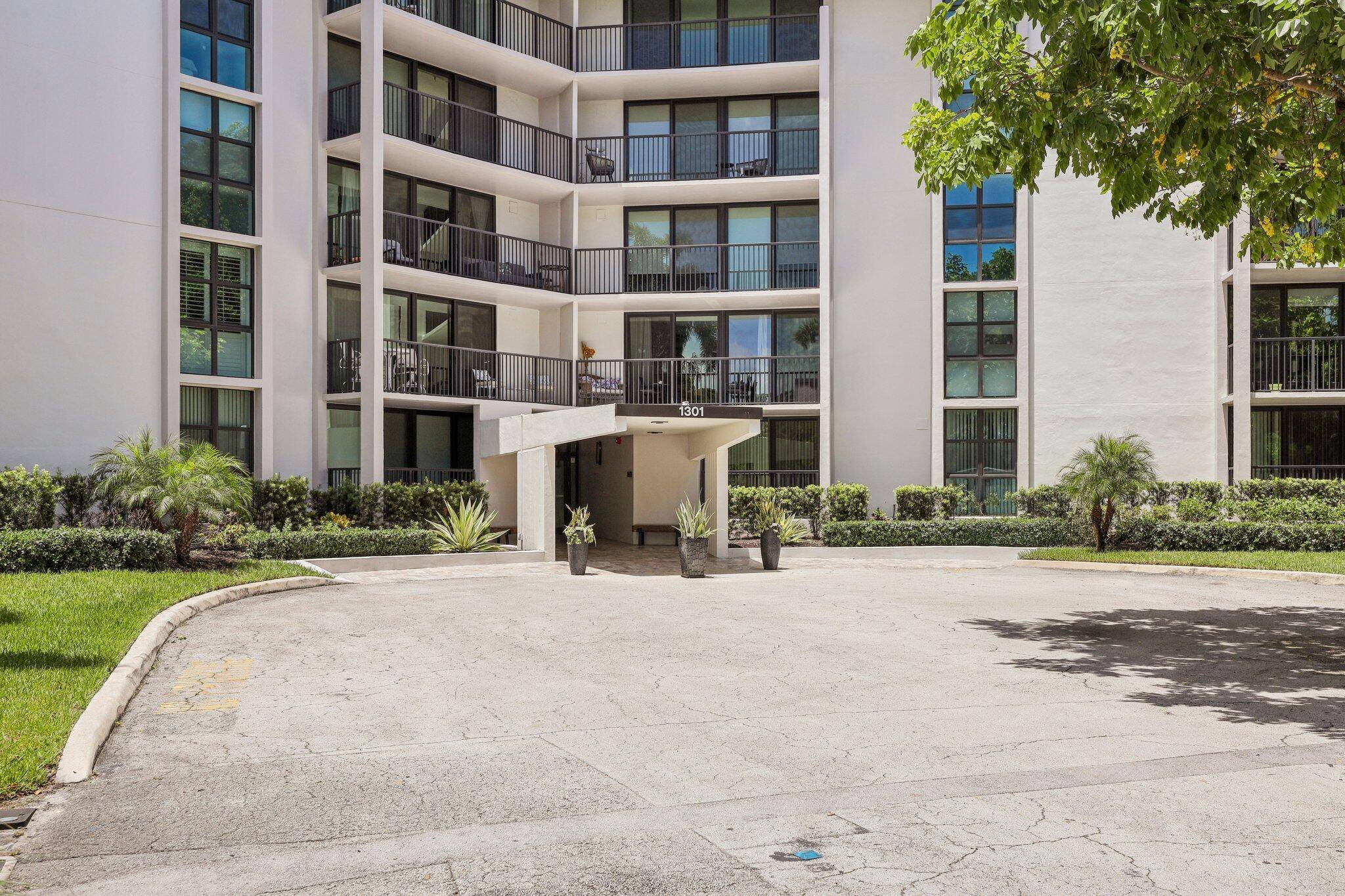 GORGEOUS TOTALLY REMODELED 1 BEDROOM 1 1 2 BATH 1ST FLOOR UNIT WITH VERY MODERH QUEEN SIZE MURPHY BED IN THE LIVING ROOM AREA FOR A 2ND SLEEPING AREA.