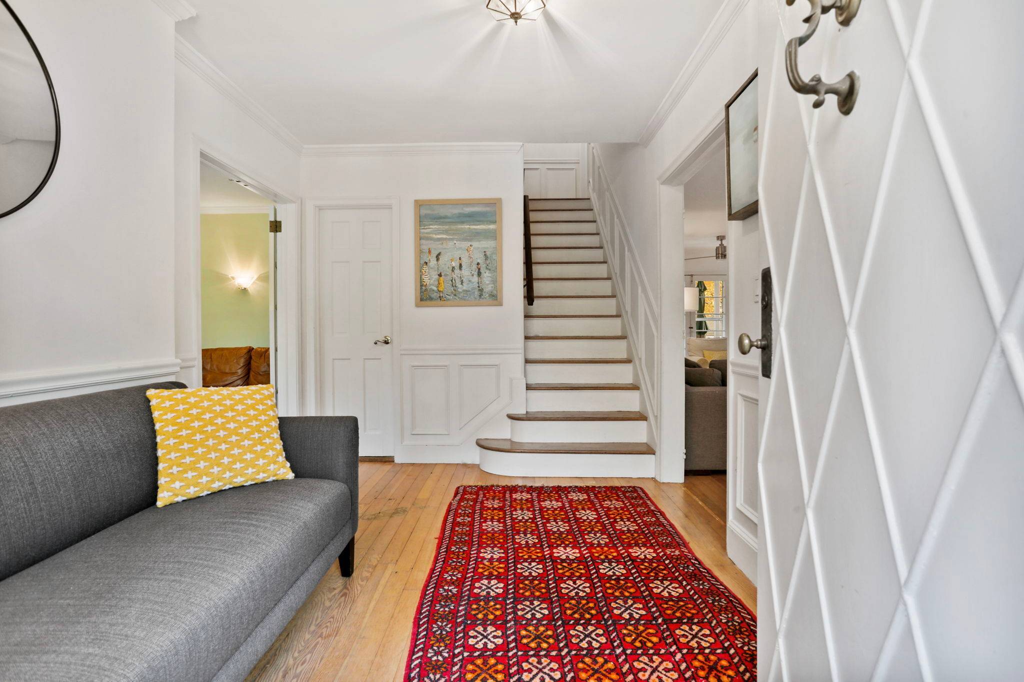 TOKENEKE This charming and inviting home is in the Tokeneke neighborhood, a short walk to Rowayton Village and minutes from Darien's downtown, restaurants, shopping, train station and park.