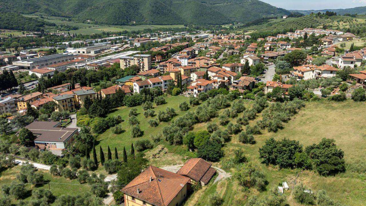 Organic estate in Chianti Rufina with vineyards, olive groves, a historic farmhouse and several farmhouses in need of renovation; DOCG wine production