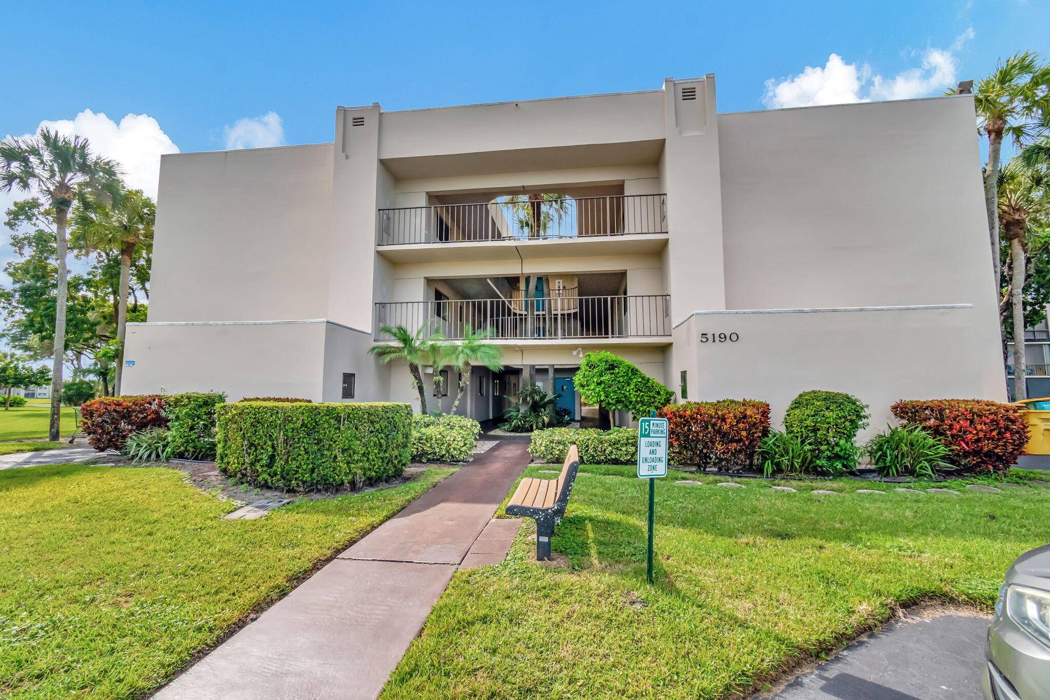 All ages are welcome to this 2 2 condo, in ready to move in conditions !