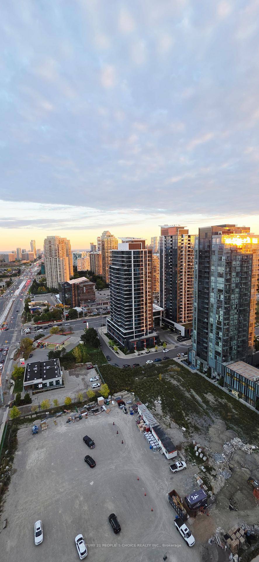 Experience luxury living in this brand new, never lived in 1 Bedroom Den, 1 Bathroom condo on the 24th floor, offering stunning panoramic views of Mississauga's skyline.