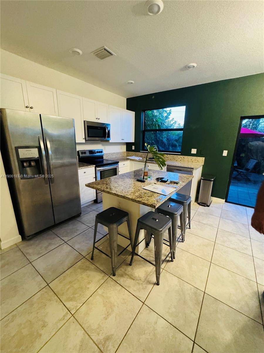 Beautifully maintained 3 bedroom, 3 bath townhouse in a desirable Homestead community !