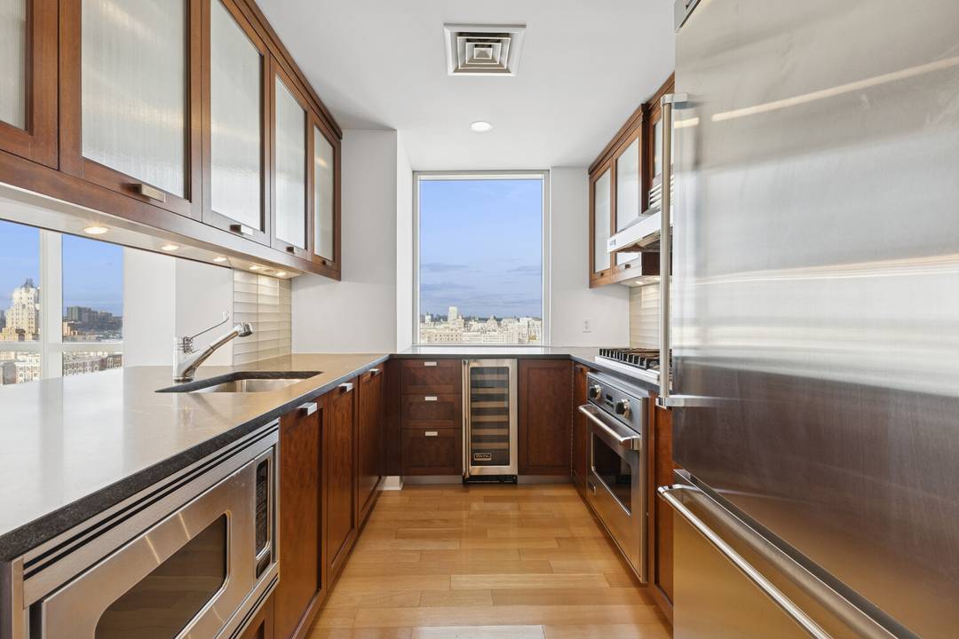 Prime Upper West Side Spectacular Corner 3BR 2BA with 270 Views Welcome to Residence 25A at Ariel East, a breathtaking high floor corner home offering 3 bedrooms, 2 bathrooms, and ...