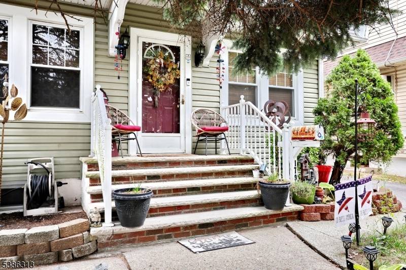 Welcome to this charming and well cared for home !